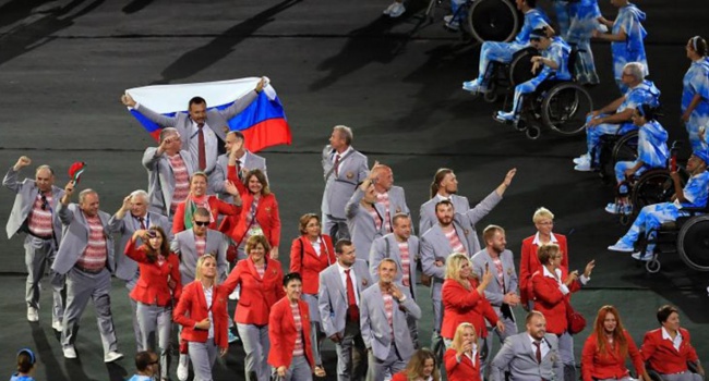 Белорусская паралимпийская сборная на открытии Паралимпиады тащила за собой флаг РФ