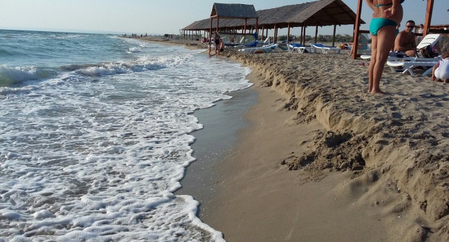 «А туристы где?»: просторно, комфортно, но одиноко, - фото пляжей Крыма