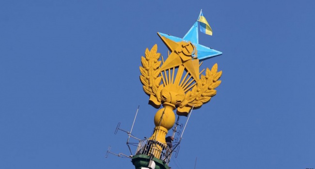 "Малярам", які перефарбували зірку в Москві компенсують 2 мільйони рублів