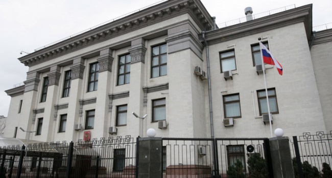 Минулої ночі невідомі пікетували будівлю посольства РФ у Києві (ВІДЕО)