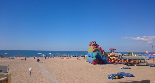 «Хорошо отдыхаем» - новые фото пляжей оккупированного Крыма