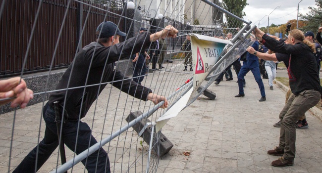 Смерть России - вчера произошел бунт возле посольства РФ в Киеве - фото