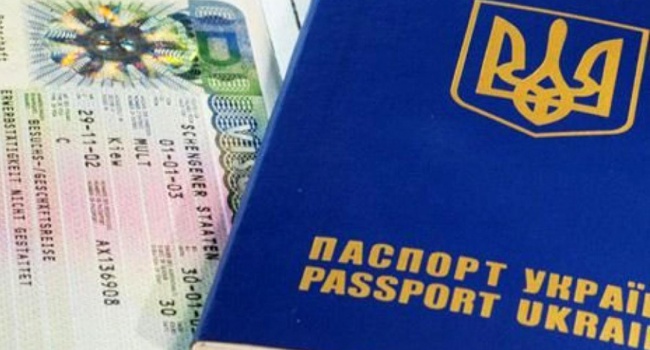 Крымчане радуются возможности ездить за границу по украинским загранникам из Москвы