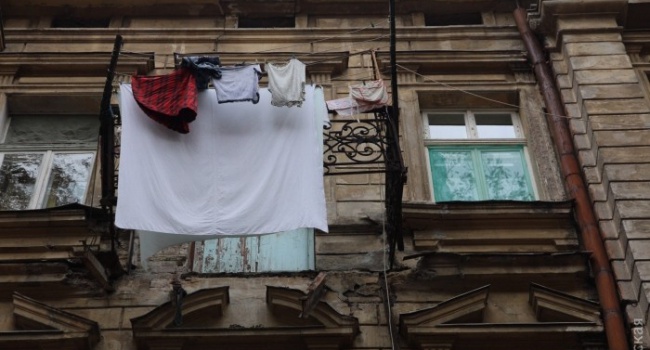 В центре Одессы обвалился балкон, есть пострадавшие (ФОТО)