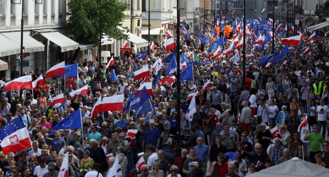 Тысячи поляков протестуют против политики правительства