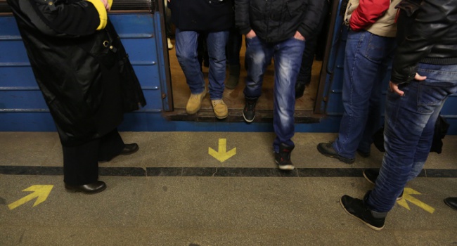 Пасажира московського метро, який не поступився місцем, двічі вдарили ножем в спину