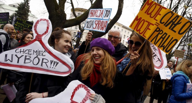 Запрет абортов в Польше будет иметь последствия для Украины – эксперт