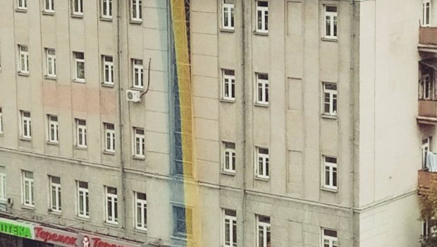 У Москві вже вивішують українські прапори (відео)
