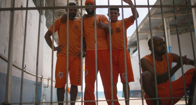 Более 200 заключенных сбежали из бразильской тюрьмы