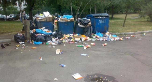 Районы Львова продолжают утопать в мусоре