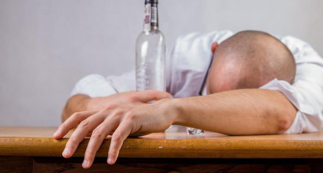 Массовые отравления алкоголем – украинцы продолжают покупать суррогат