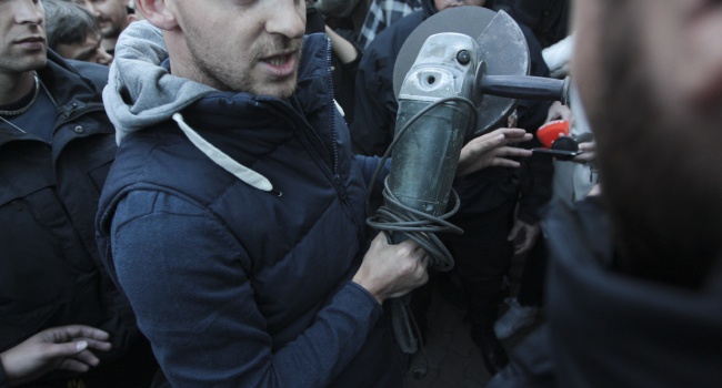 Активисты партии "Братство" с пилами и болгаркой требовали снести забор Интера в Киеве - фоторепортаж