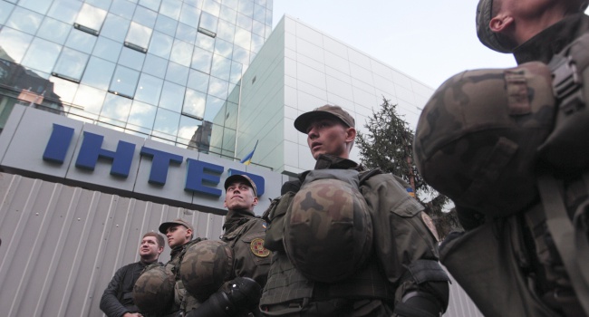 Активисты партии "Братство" с пилами и болгаркой требовали снести забор Интера в Киеве - фоторепортаж