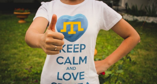 В Крыму детей заставили надеть футболки с татарской символикой наизнанку