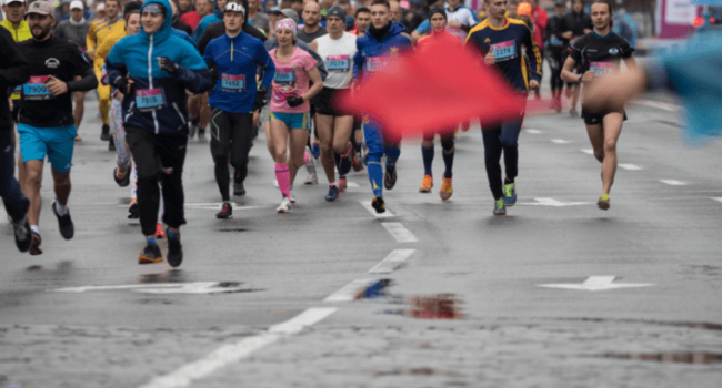 Киевляне бежали марафон, несмотря на холод и дождь, - фото