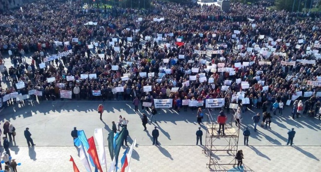 У Луганську проходить мітинг проти іноземних миротворців 