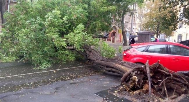 Мощнейший шторм в Одессе продолжается – большой фоторепортаж