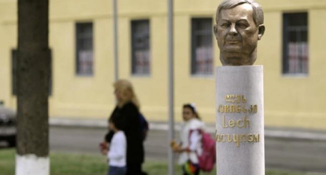 Польша проведет эксгумацию тел Качиньского и всех остальных погибших в авиакатастрофе 2010 года