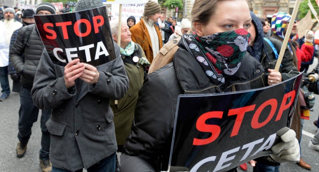 Сотни поляков протестуют против соглашения о свободной торговле с Канадой
