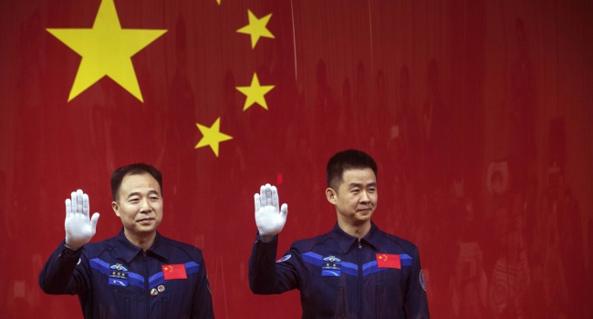 Китай заявил, что завтра направит на орбиту двух астронавтов