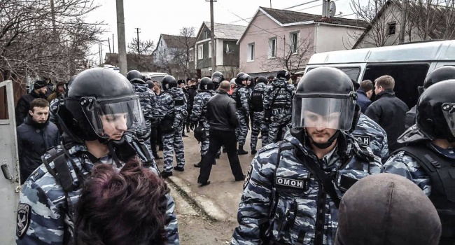 Під час обшуків у кримських татар забирають останні гроші – правозахисник 