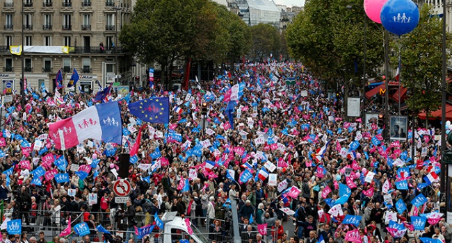 У Парижі пройшов масштабний протест проти одностатевих шлюбів 