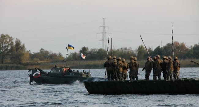 Украинские военные «соорудили» мост через Днепр - фоторепортаж