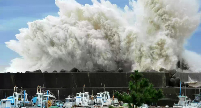 В Японии возникла угроза мощного цунами