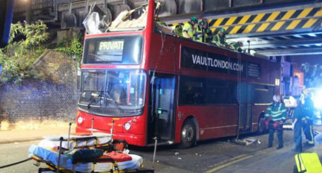 В Лондоне необычное ДТП – автобус не «вписался» в переезд