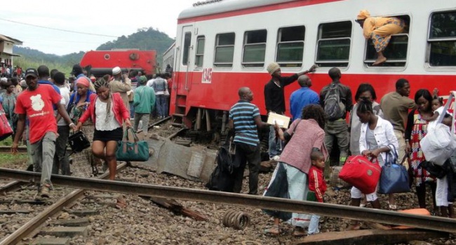 Число жертв аварии на железной дороге в Камеруне продолжает расти