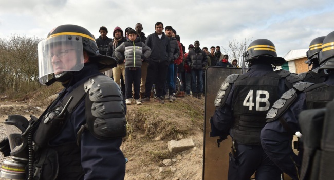 Полиция Франции разгоняет мигрантов слезоточивым газом