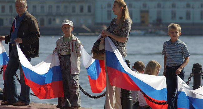 Дворники из Волгограда «плевать хотели» на российский флаг, - видео