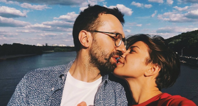 Розлад у «сім’ї» Лещенка: його «улюблена людина» засуджує закон, за який він проголосував Розлад у «сім’ї» Лещенка: його «улюблена людина» засуджує закон, за який він проголосував
