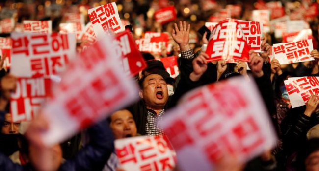 Десятки тысяч жителей Южной Кореи требуют отставки президента