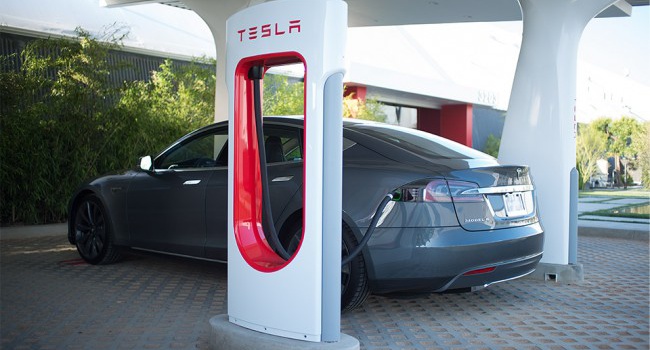 Зарядка автомобилей Tesla стала платной
