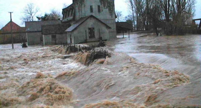 В Закарпатье предупредили о резком повышении уровня воды в реках