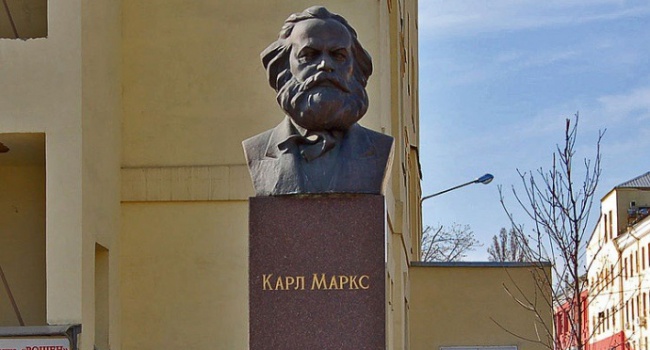 На території завода "Рошен" в Києві досі стоїть нагадування про тоталітарний режим На території завода "Рошен" в Києві досі стоїть нагадування про тоталітарний режим