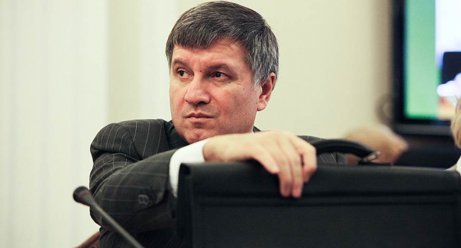 Политолог: Аваков не уйдет в отставку после скандалов с Деканоидзе и Деевой