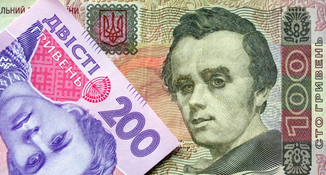 Украинская гривна продолжает обесцениваться к основным валютам