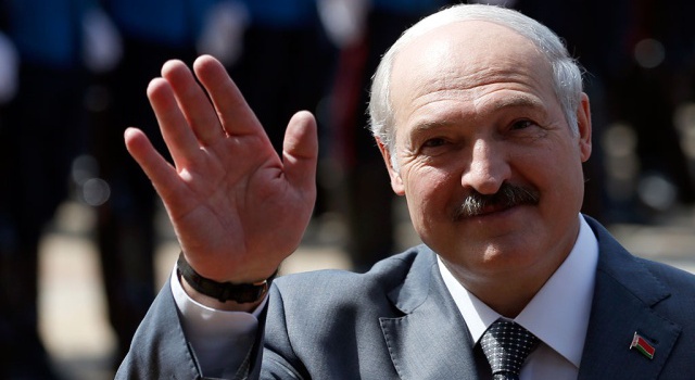 Лукашенко "грудьми закриває український кордон"