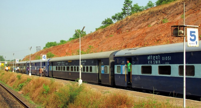 Крушение поезда в Индии – страшные снимки с места трагедии