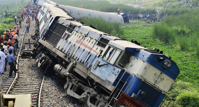 Число жертв крушения поезда в Индии продолжает расти