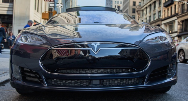 Компания Tesla поразила всех возможностями нового автопилота для своих авто (ВИДЕО)