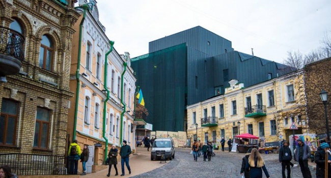 Соцмережі вибухнули негативними емоціями від "нового" Київського драмтеатру 