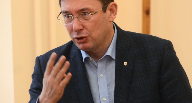 Луценко рассказал, когда ожидать обвинение Януковича в государственной измене
