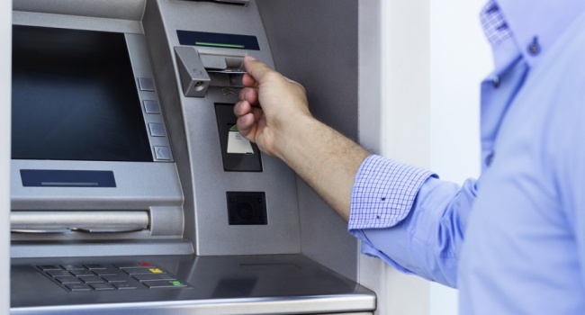 Украинцы столкнулись с проблемой получения наличных денег в банкоматах