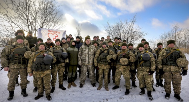 Керівники держави привітали українську армію з 25-річчям ЗСУ (ВІДЕО)