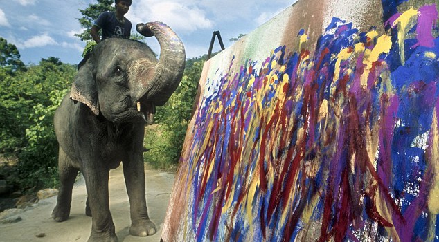 С помощью хобота и краски слоны создают красивые картины
