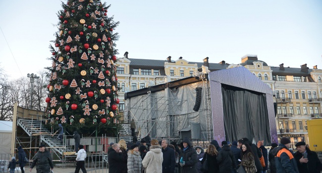 На Софийской площади в Киеве устанавливают главную елку страны