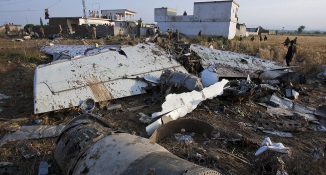На месте катастрофы самолета в Пакистане найден черный ящик